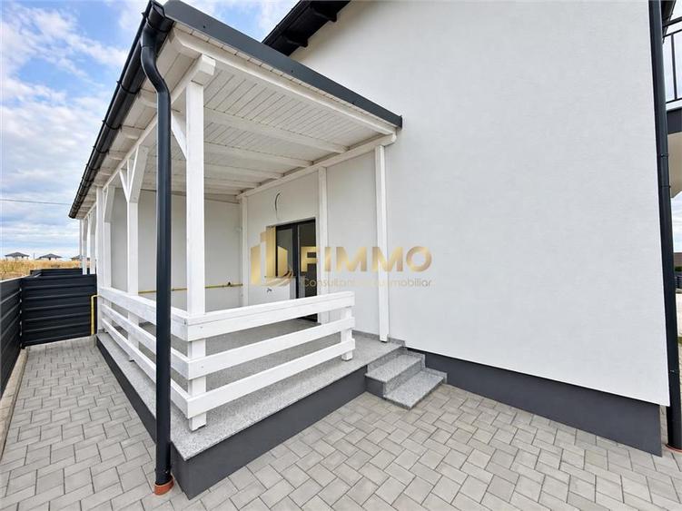 Duplex cu 4 camere cu Canalizare în Ipotești