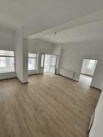 Apartament cu 4 camere nedecomandat în Pianu