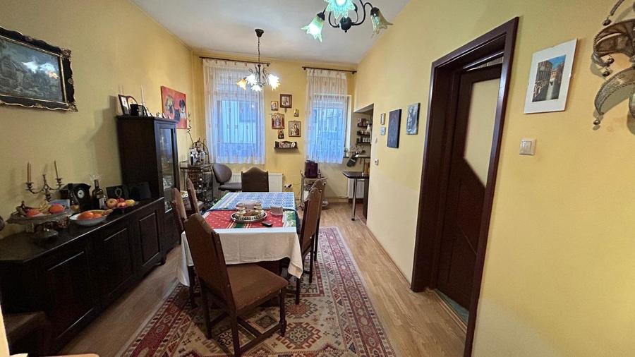 Casă individuală cu 6 camere cu Garaj în Schei