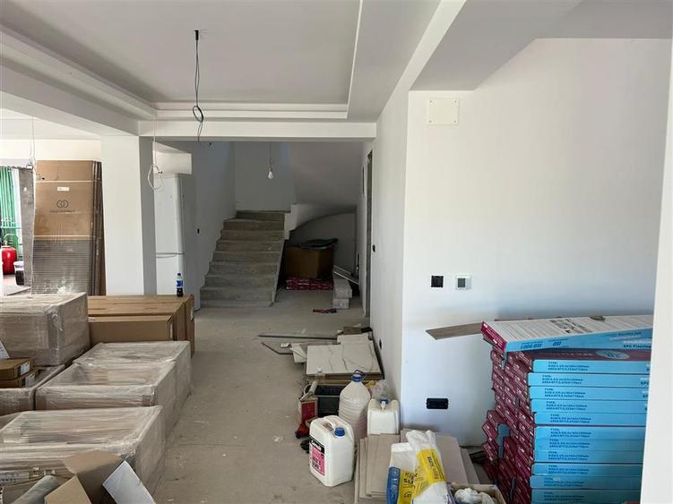 Casă cu 6 camere cu Teren 950 Mp în Central