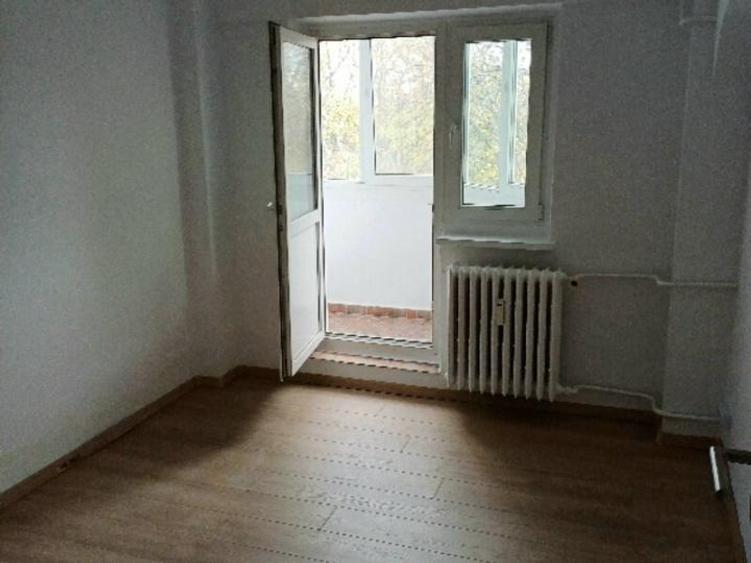 Apartament cu 4 camere decomandat în Primăverii
