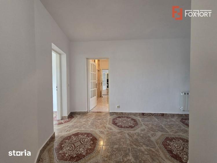 Apartament cu 4 camere decomandat în Intim