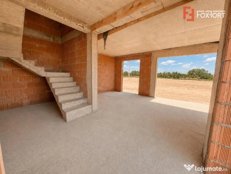 Casă cu 10 camere cu Teren 400 Mp în Aradul Nou