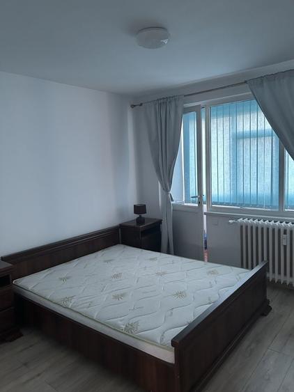 Apartament cu 3 camere semidecomandat în Colentina