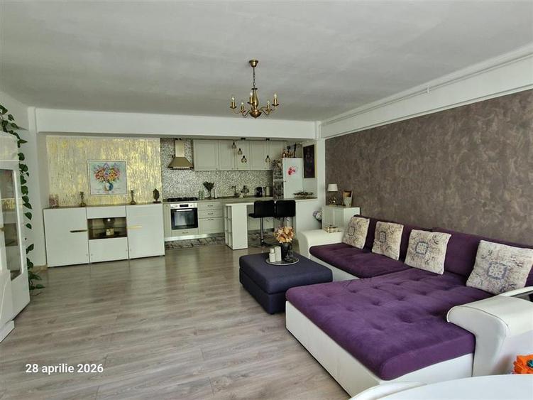 Apartament cu 3 camere semidecomandat, mobilat în Exterior Est