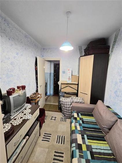 Apartament cu 3 camere semidecomandat în Groapa