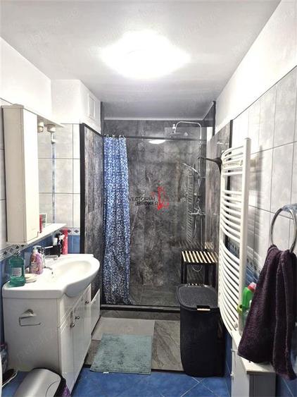 Apartament cu 3 camere semidecomandat în Colentina