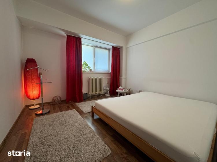 Apartament cu 3 camere semidecomandat în Victoriei