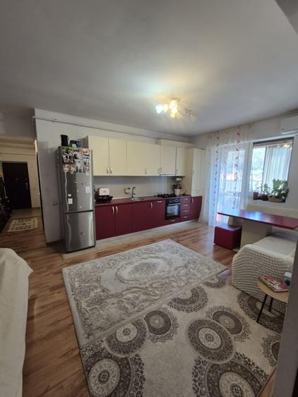 Apartament cu 3 camere semidecomandat în Florești