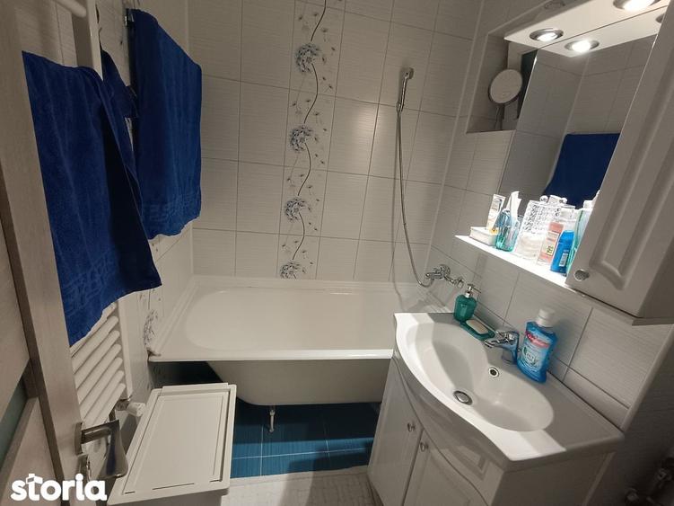 Apartament cu 3 camere, mobilat în Tei