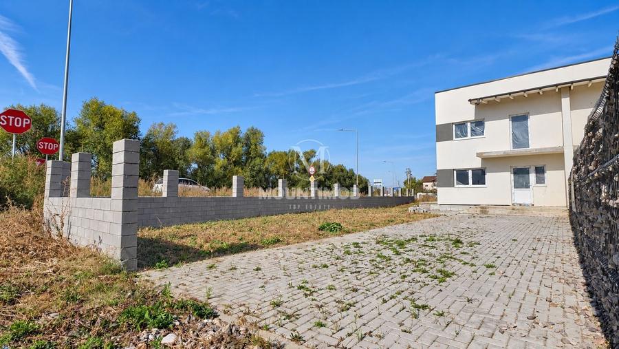 Duplex cu 3 camere cu Canalizare în Cristian