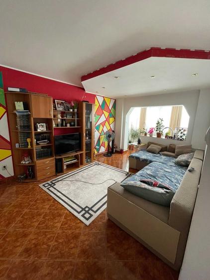 Apartament cu 3 camere decomandat în Alexandriei