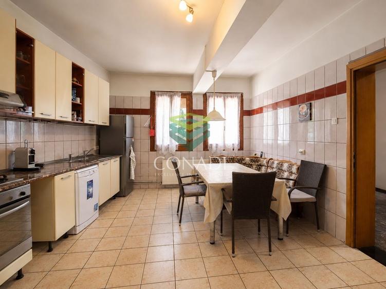 Casă individuală cu 7 camere cu Canalizare în Central