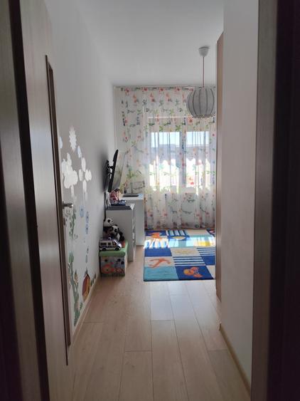 Apartament cu 3 camere semidecomandat în Drumul Taberei