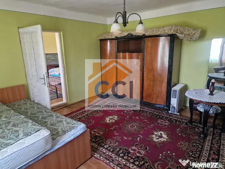 Casă cu 5 camere cu Teren 10426 Mp în Est