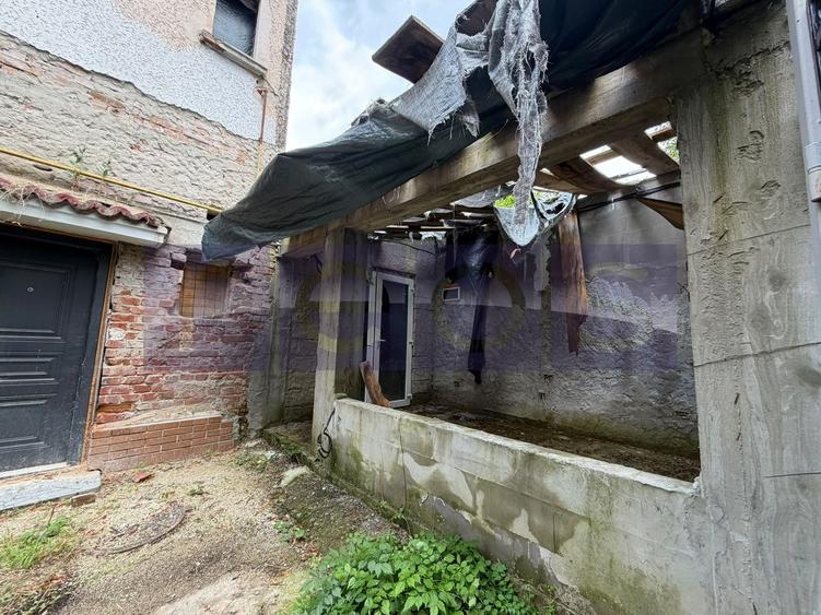 Casă individuală cu 8 camere cu Canalizare în Dorobanți