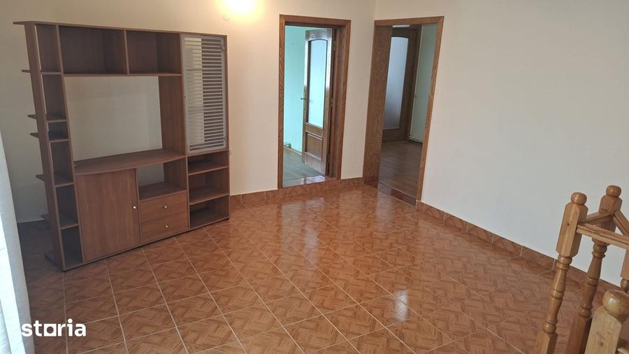 Casă cu 5 camere cu Teren 219 Mp în Moșoaia