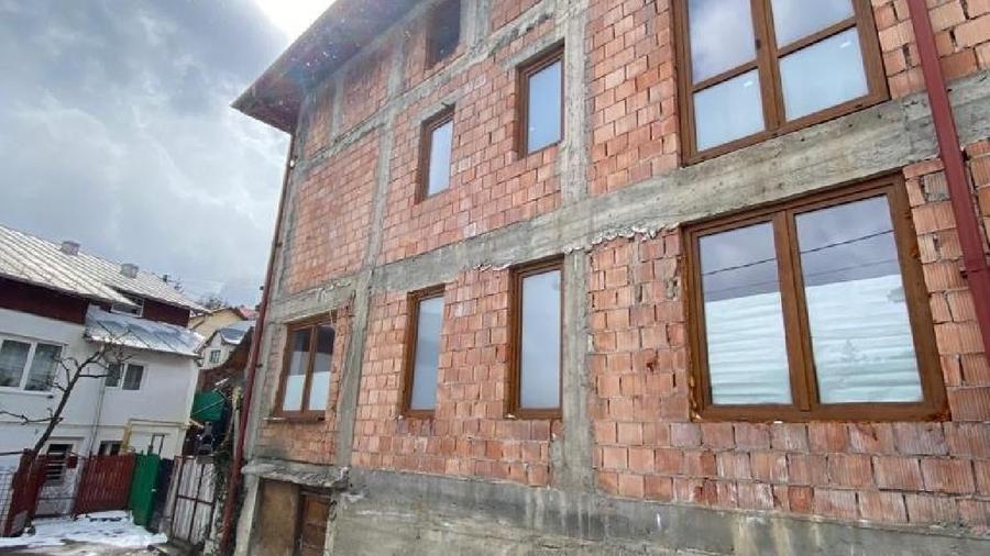 Casă individuală cu 9 camere cu Teren 400 Mp în Nord