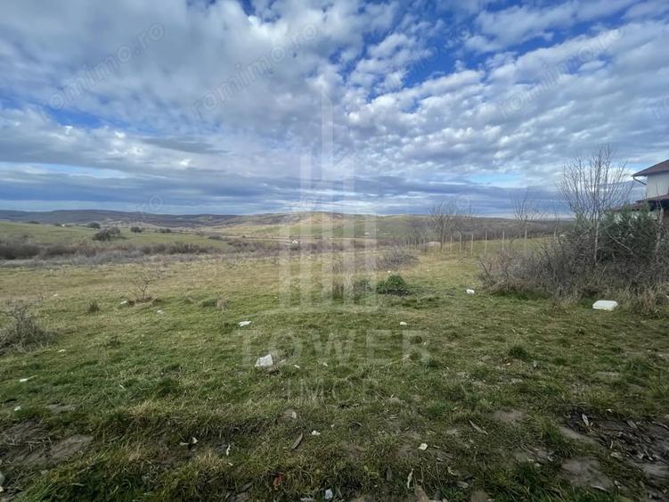 Teren de 1800 mp, în Roșia
