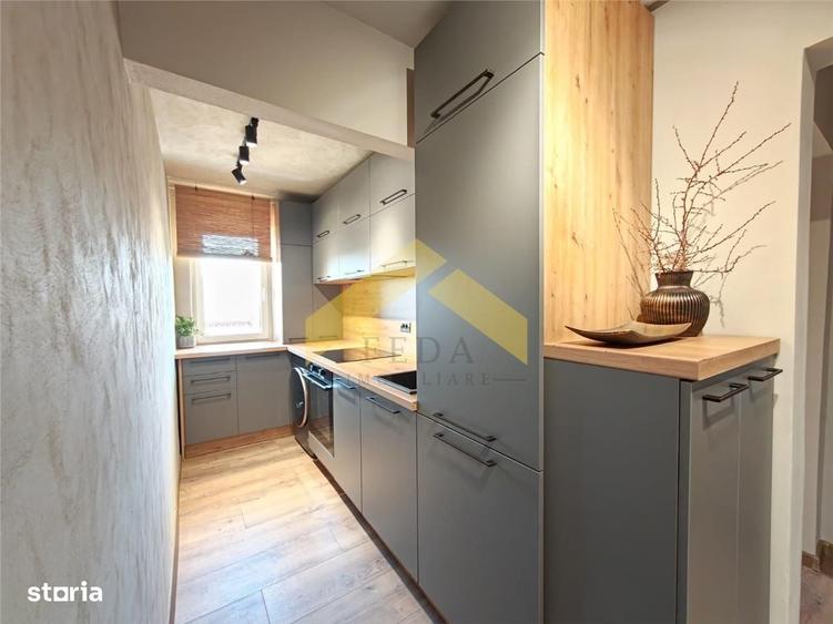 Apartament cu 3 camere semidecomandat în Romanilor