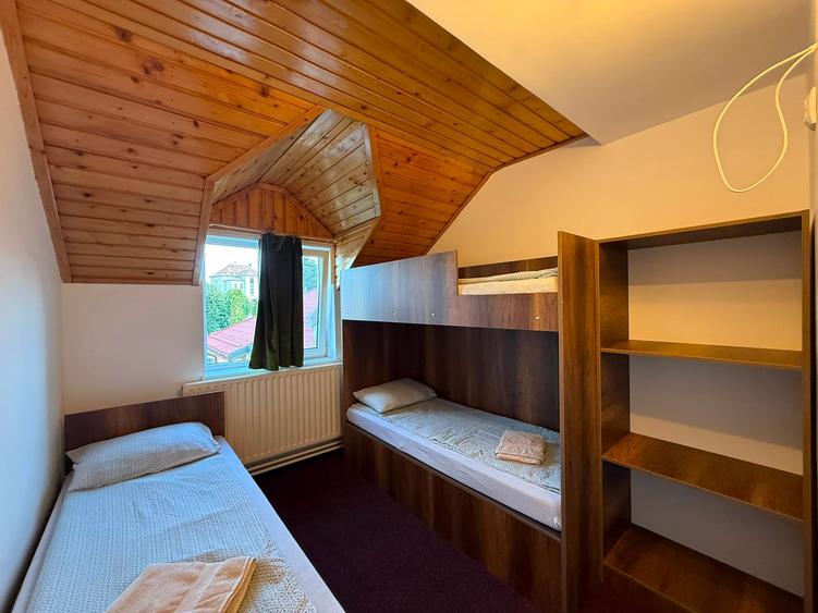 Casă individuală cu 30 camere cu Canalizare în Ultracentral