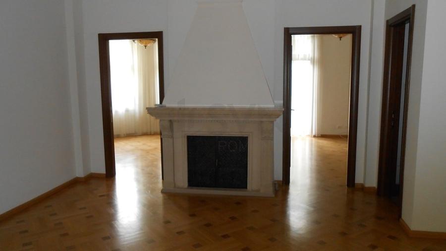 Apartament cu 5 camere decomandat în Capitale