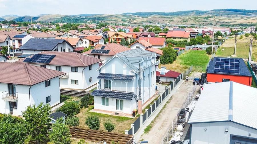 Casă cu 7 camere cu Teren 500 Mp în Gilău