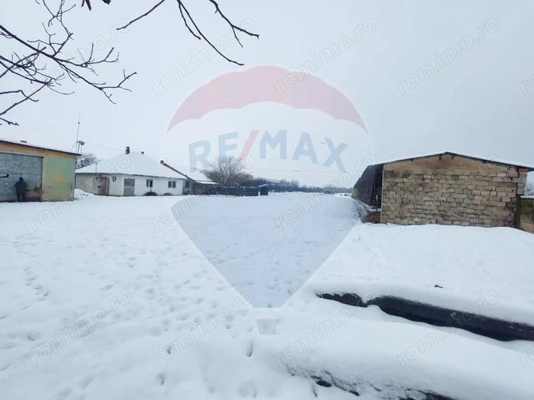 Casă cu 5 camere cu Teren 7531 Mp în Sacu