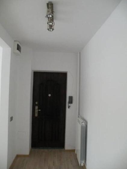 Apartament cu 3 camere semidecomandat, mobilat în Ultracentral
