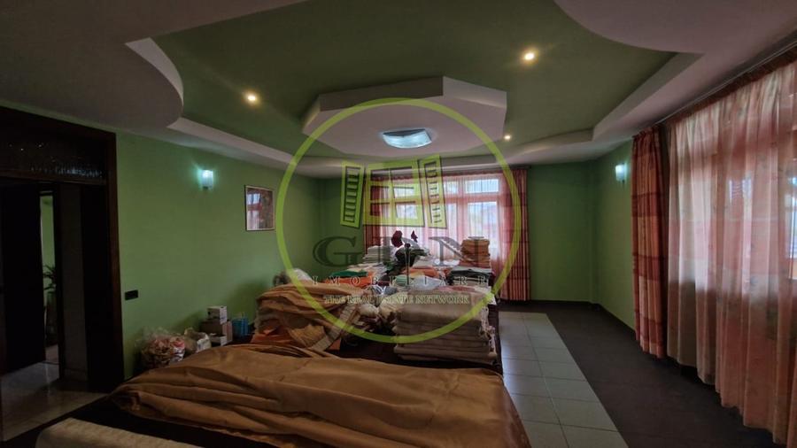 Spațiu comercial, de 800 mp, în Rovine