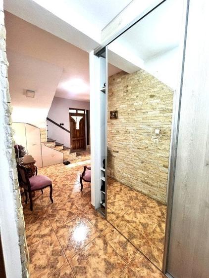 Casă individuală cu 6 camere cu Canalizare în Dâmbul Rotund