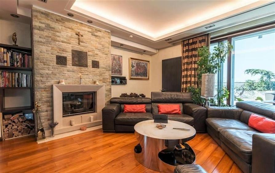 Apartament cu 8 camere decomandat în Herăstrău
