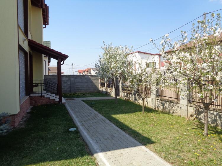 Casă individuală cu 4 camere cu Canalizare în Dumbrăvița