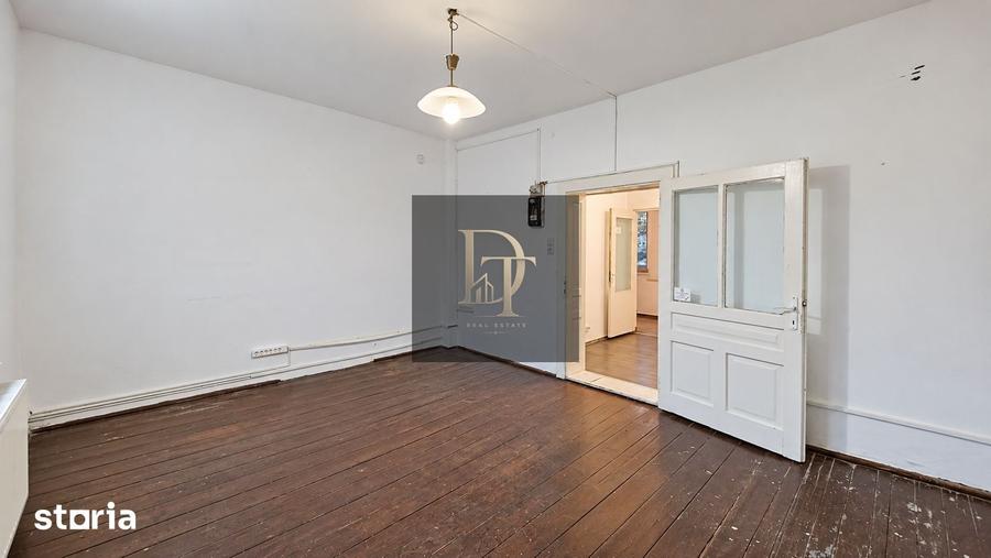 Casă cu 5 camere cu Teren 446 Mp în Florilor