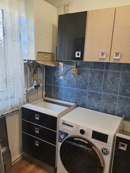 Apartament cu 3 camere semidecomandat în Autogară