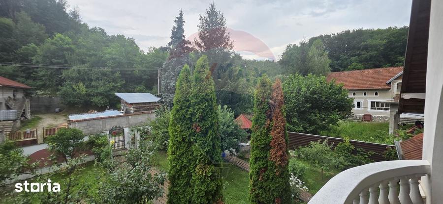 Casă cu 7 camere cu Teren 917 Mp în Căprioru