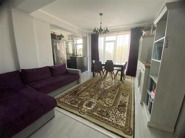 Apartament cu 3 camere decomandat în Aeroport