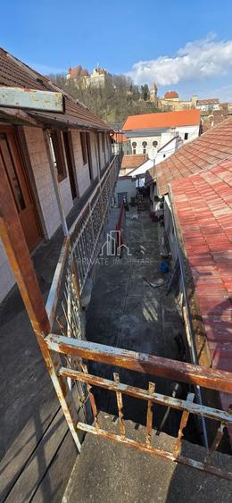 Casă individuală cu 13 camere cu Canalizare în Central