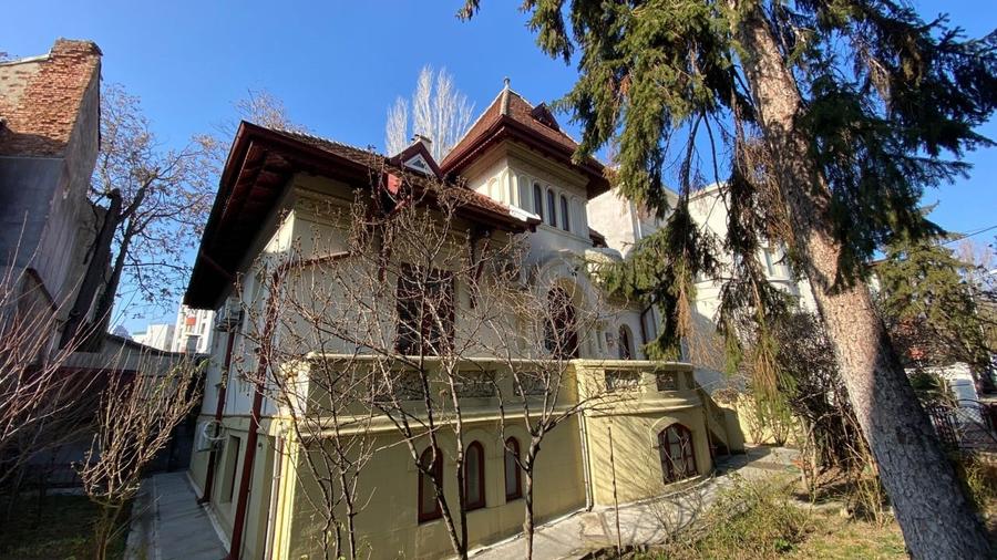 Casă individuală cu 10 camere cu Canalizare în Cișmigiu
