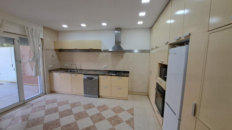 Casă cu 6 camere cu Piscina în Central