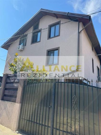 Casă individuală cu 7 camere decomandat cu Canalizare în Central
