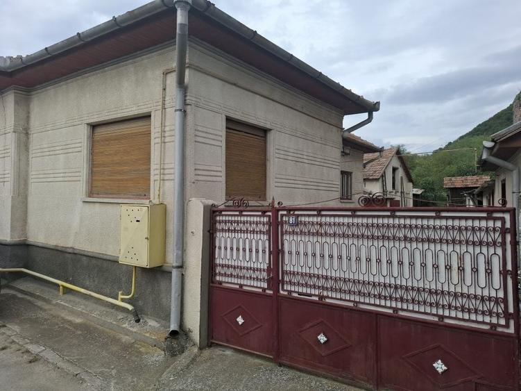 Casă cu 4 camere în Uroi
