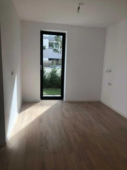 Apartament cu 3 camere semidecomandat în Odăile