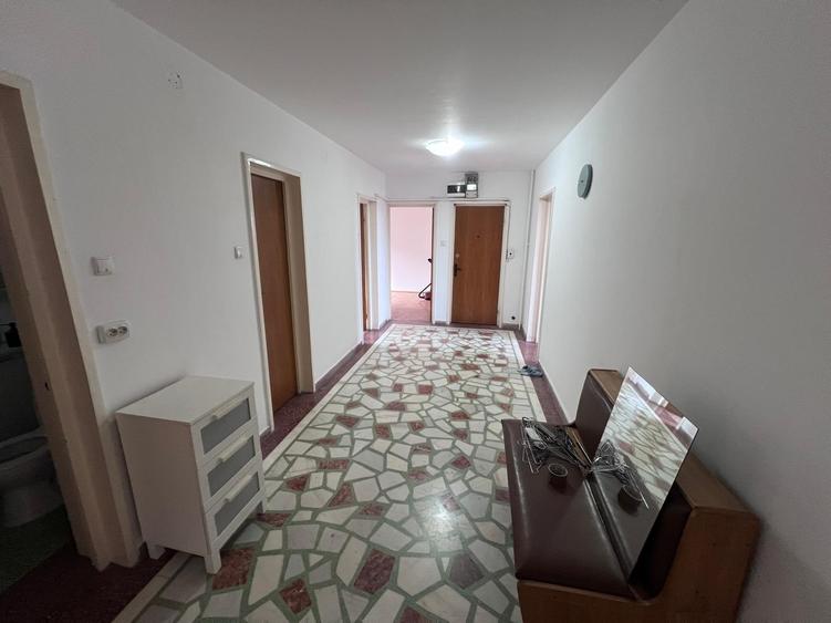 Apartament cu 4 camere decomandat în Central