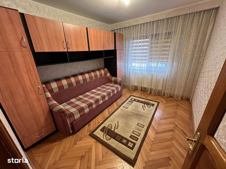 Apartament cu 3 camere decomandat, mobilat în Casa de Cultură