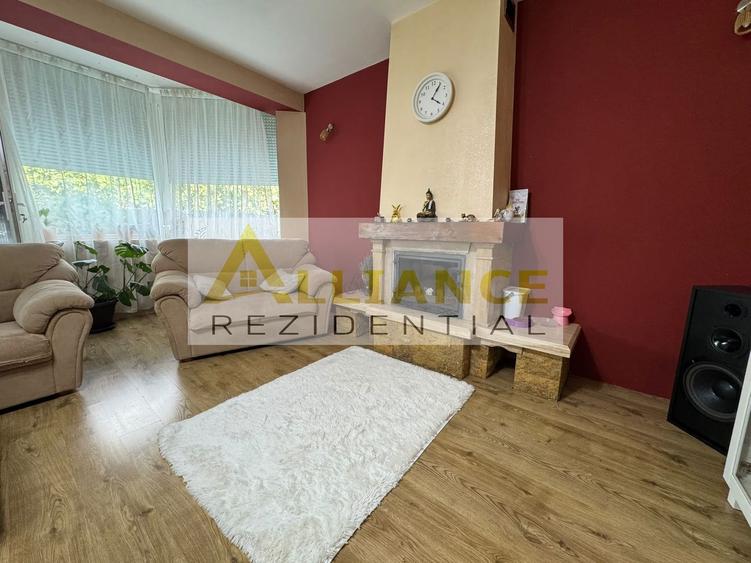 Casă individuală cu 10 camere cu Canalizare în Pădurișu