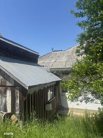 Casa de vanzare cu doua curti, livada si anexe 2600 mp - 2