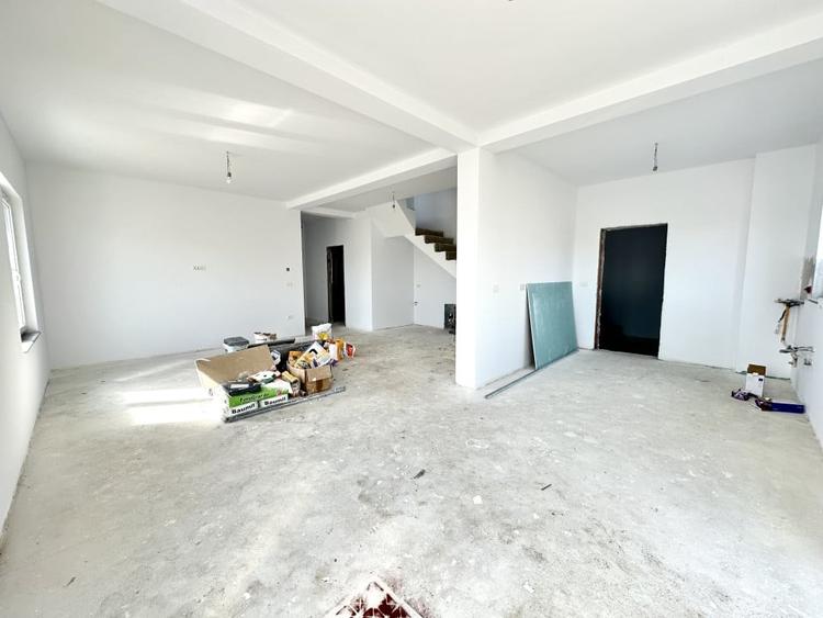 Duplex cu 5 camere cu Canalizare în Giarmata