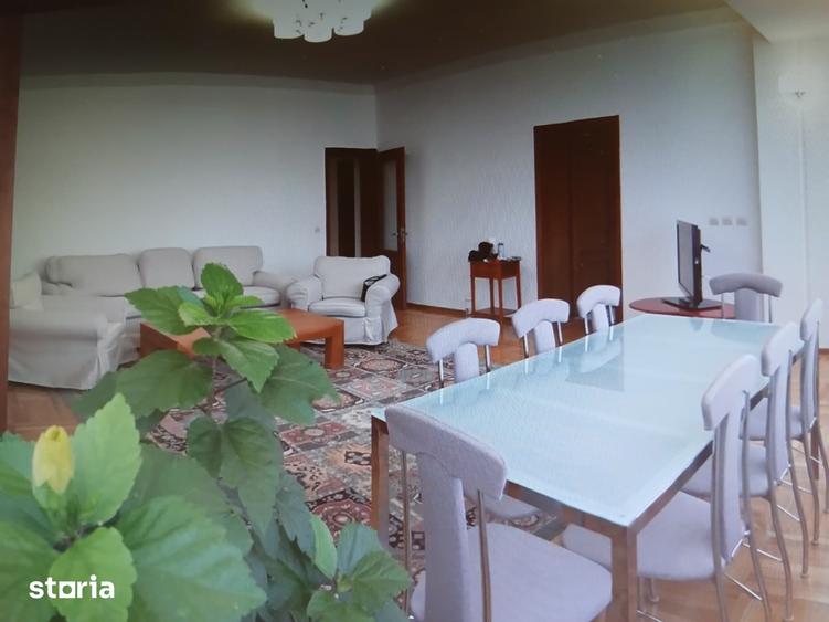 Casă cu 5 camere decomandat cu Teren 89 Mp în Străulești