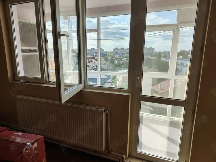 Apartament cu 3 camere semidecomandat în Berceni